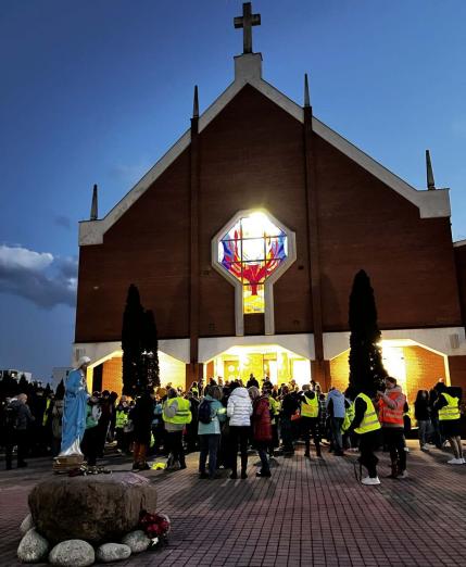 W ciszy i modlitwie wyruszyli na Półekstremalną Drogę Krzyżową /WIDEO/