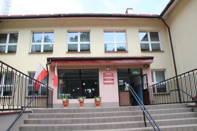 Gmina Borki z dofinansowaniem na modernizację zaplecza sportowego w Woli Osowińskiej /AUDIO/