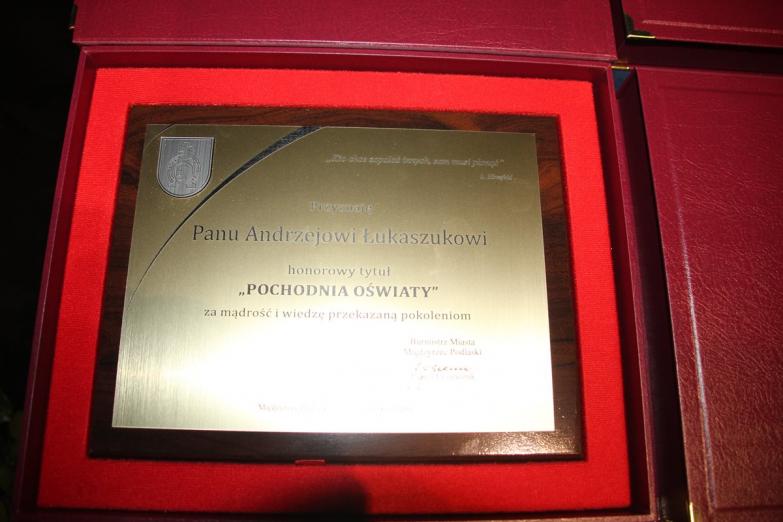 Miejski Dzień Edukacji Narodowej w Międzyrzecu Podlaskim. Nagrodzono pracowników oświaty